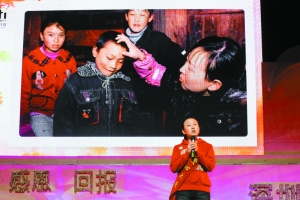 在昨天的第八屆深圳關(guān)愛行動(dòng)啟動(dòng)儀式上，孫影飽含深情地講述了她四年多來走過的心路歷程。深圳商報(bào)記者 范國瑞 攝