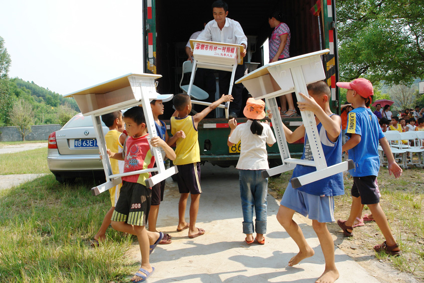 2009年8月，梅林一村將河源欖溪小學定為愛心助學點，每年以不同的方式進行資助，01.jpg