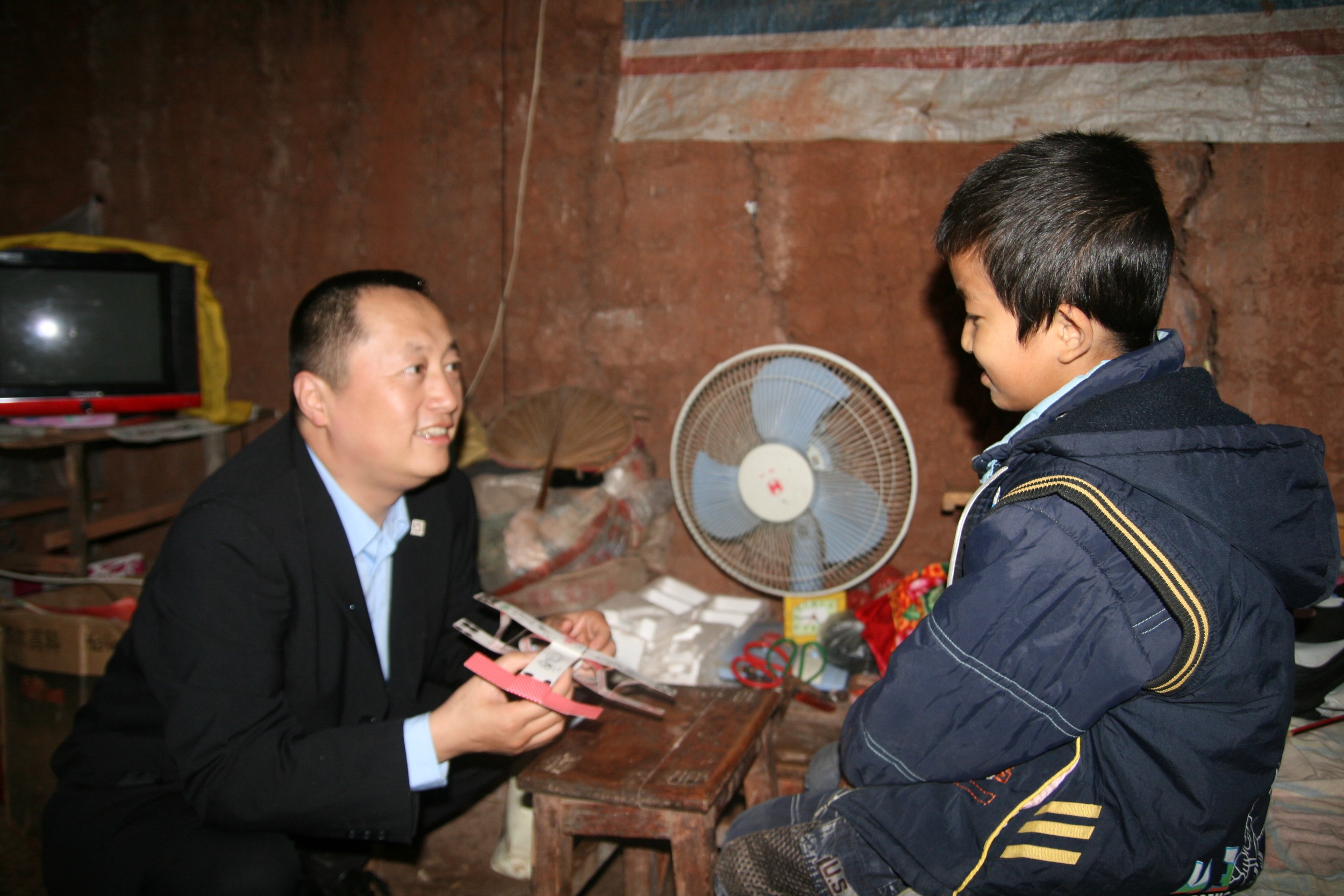 愛佑童心，萬科總裁郁亮和四川先心病兒童劉洪銀.jpg