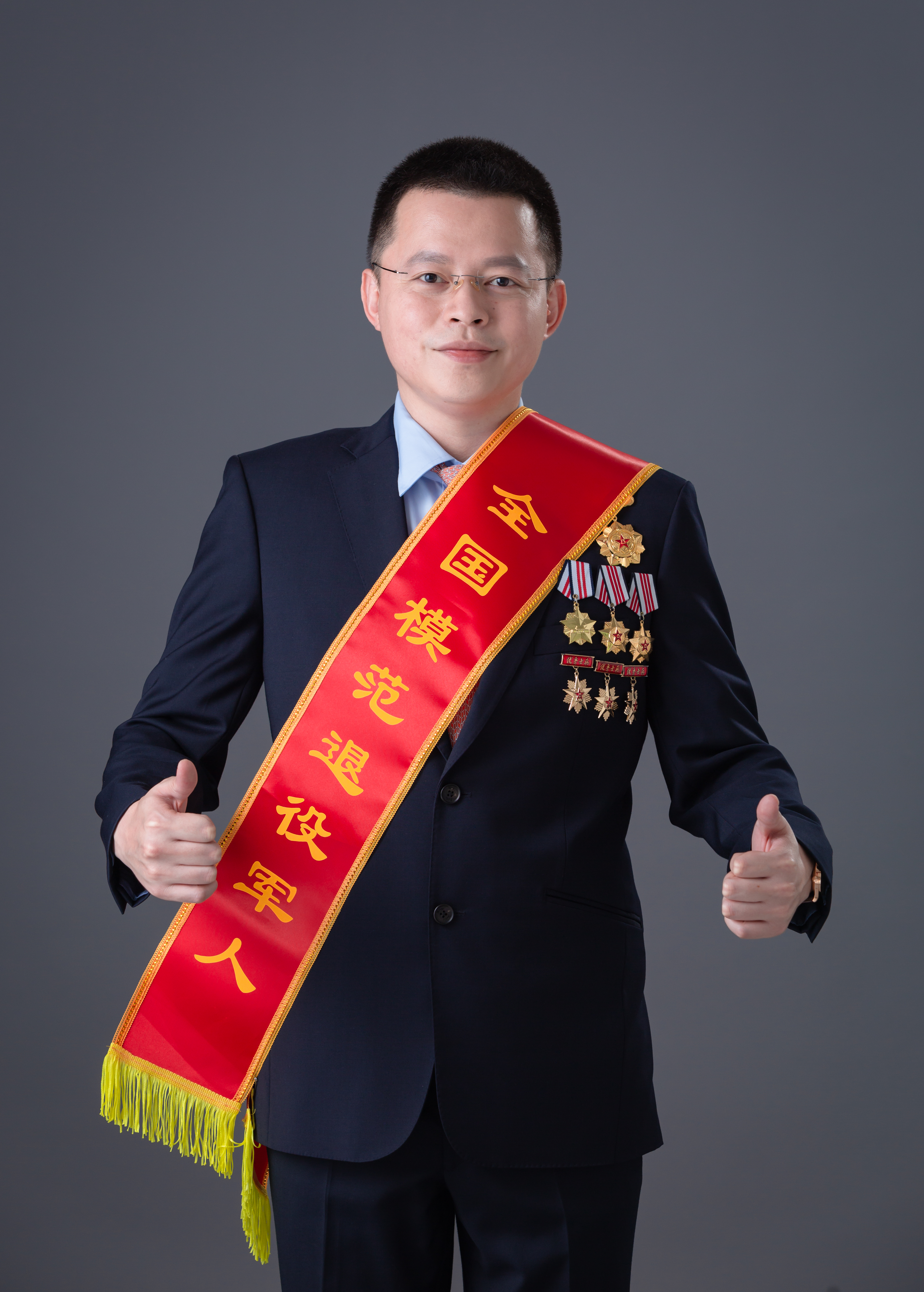 十佳愛心人物鐘立釗：退役不褪色，每年拿出企業5%的利潤用于扶貧濟困、擁軍擁屬的企業家.jpg