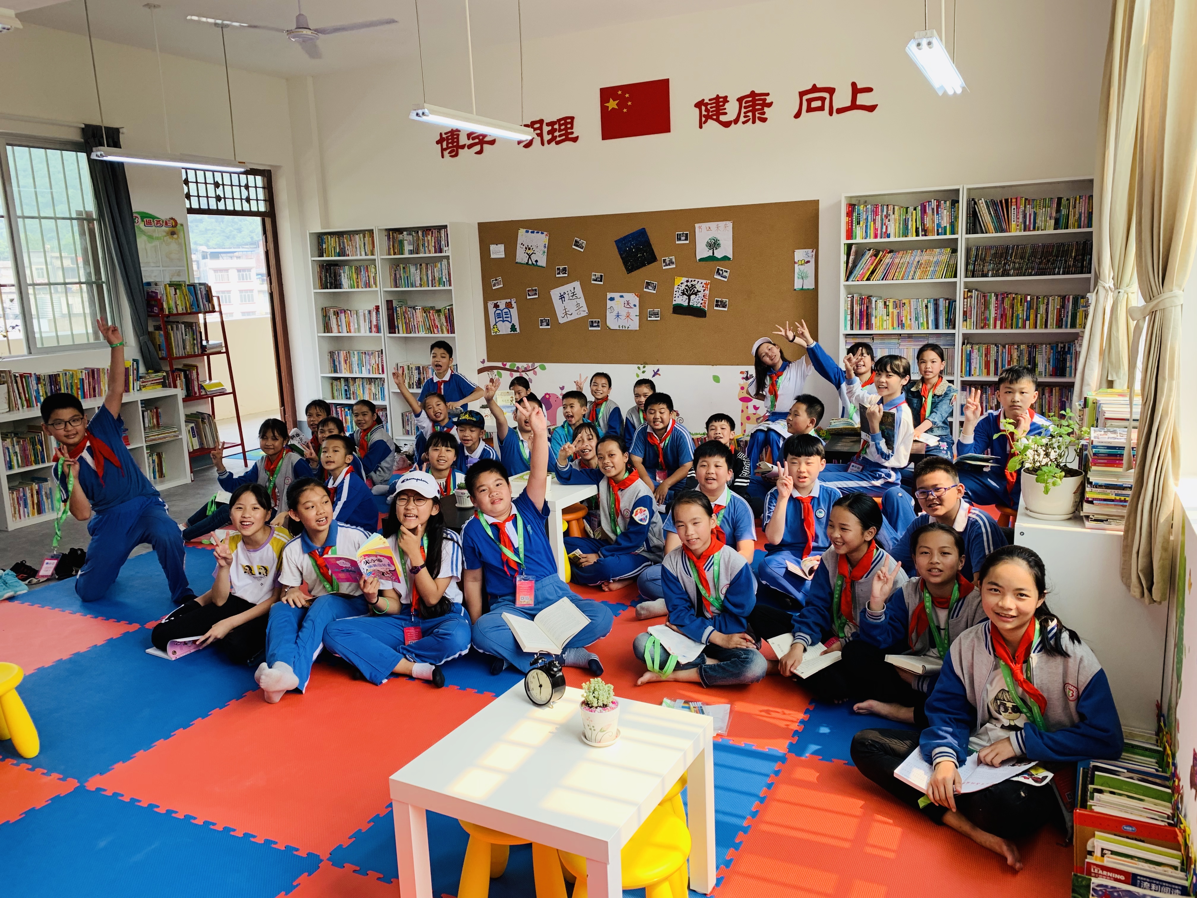 2019年4月西麗小學師生39人攜7000余本圖書赴田陽縣巴別鄉(xiāng)中心小學，打造“書送未來”閱讀共享空間，助力幫扶地區(qū)學生提升閱讀水平.jpg