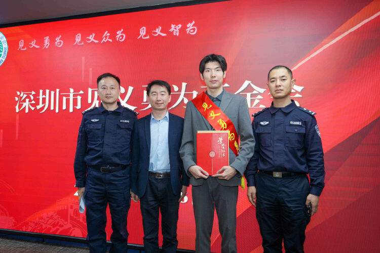 “黃金4分鐘”閃閃發光！眾人合力救助暈倒市民（圖說：參與急救的王卓正獲評“見義勇為勇士”稱號）.jpg